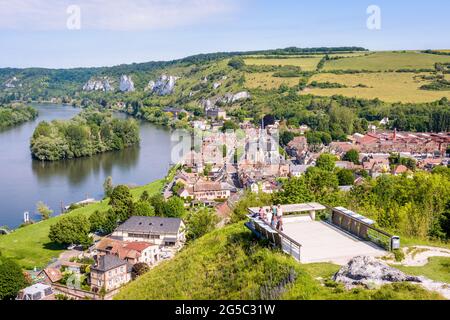 Les touristes profitent de la vue sur la Seine et la ville des Andelys depuis le château fort médiéval de Château-Gaillard. Banque D'Images