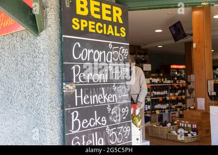 Offres spéciales sur la bière en vente dans un magasin de vins et spiritueux australien à Sydney, en Australie Banque D'Images