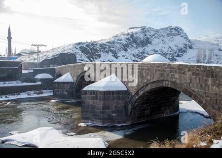 Kars, Turquie - 01222016: Ce pont en pierre historique construit par le souverain ottoman Murat III en 1579 s'est effondré en raison de l'inondation A. Banque D'Images