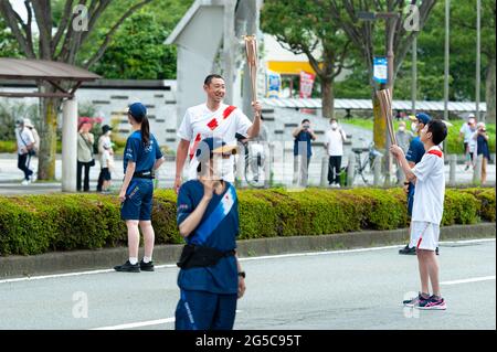Fuji City, Shizuoka-Ken, Japon - 24 juin 2021 : Relais de la flamme olympique de Tokyo 2020 à Fuji City, Japon. Banque D'Images