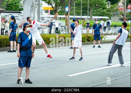 Fuji City, Shizuoka-Ken, Japon - 24 juin 2021 : Relais de la flamme olympique de Tokyo 2020 à Fuji City, Japon. Banque D'Images