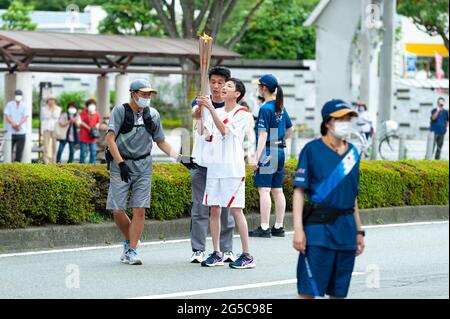 Fuji City, Shizuoka-Ken, Japon - 24 juin 2021 : Relais de la flamme olympique de Tokyo 2020 à Fuji City, Japon. Banque D'Images