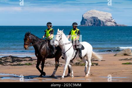 La police montée patrouilant sur les plages de North Berwick dans East Lothian pendant le confinement en cas de pandémie du coronavirus, Écosse, Royaume-Uni Banque D'Images