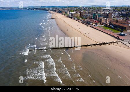 Vue aérienne depuis drone de Portobello Beach et promenade Portobello, Écosse, Royaume-Uni Banque D'Images