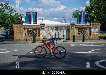 Londres, Royaume-Uni. 26 juin 2021. Un rouleau d'honneur au-dessus des portes du club All England Lawn and tennis en hommage au champion de Wimbledon en 2019, Novak Djokovic et Simona Halep, qui se préparent à accueillir les championnats de Wimbledon 2021 qui débutent le lundi 28 juin. Le grand tournoi de slam de l'année dernière a été annulé pour la première fois depuis la deuxième guerre mondiale en raison de la pandémie du coronavirus. Le tournoi aura lieu du 28 juin au 11 juillet. Credit: amer ghazzal / Alamy Live News Banque D'Images