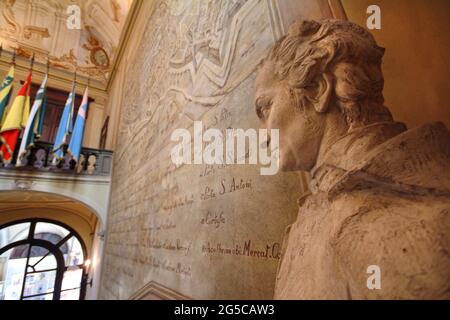 Asti, Piémont, Italie- 03/15/2007 -la statue de l'écrivain Vittorio Alfieri à l'entrée de la cityhall. Banque D'Images