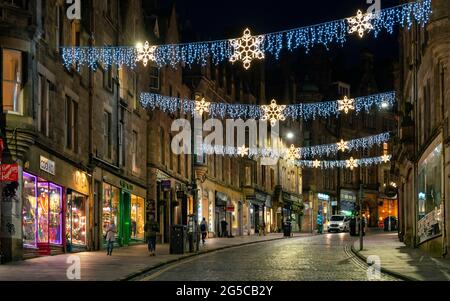 Vue de Victoria Street vide la nuit pendant le confinement de Covid-19 à Noël 2020 dans le centre-ville d'Edimbourg, en Écosse, au Royaume-Uni Banque D'Images