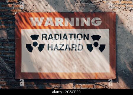 panneau d'avertissement de risque de rayonnement sur le mur interdisant l'entrée de l'aria dans une zone radioactive. Banque D'Images