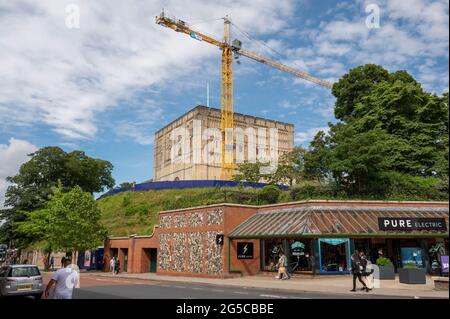 Une vue sur le célèbre château de Norwich ayant des travaux de construction et des réparations avec une énorme grue jaune sur son terrain. Banque D'Images