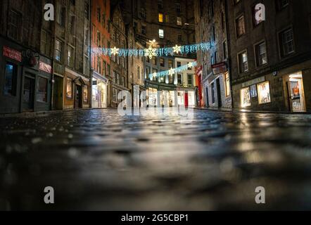 Vue de Victoria Street vide la nuit pendant le confinement de Covid-19 sur Hogmanay 2020 dans le centre-ville d'Edimbourg, en Écosse, au Royaume-Uni Banque D'Images