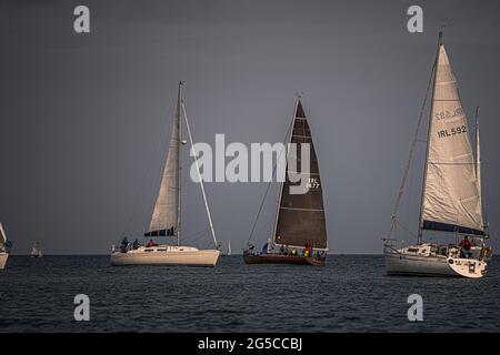 Voile ensemble. Groupe de voiliers voiles pendant la régate de club de voile près de Greystones, mer irlandaise. Banque D'Images