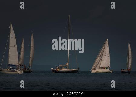 Voile ensemble. Groupe de voiliers voiles pendant la régate de club de voile près de Greystones, mer irlandaise. Banque D'Images