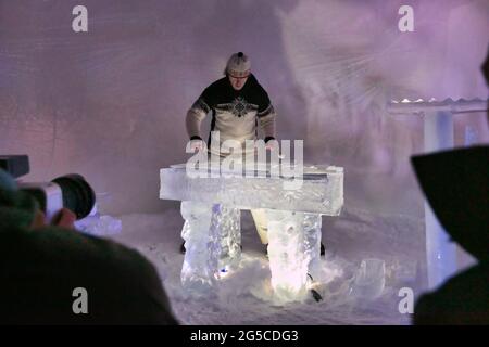 Homme jouant un xylophone fait de glace solide en Norvège, Scandinavie Banque D'Images