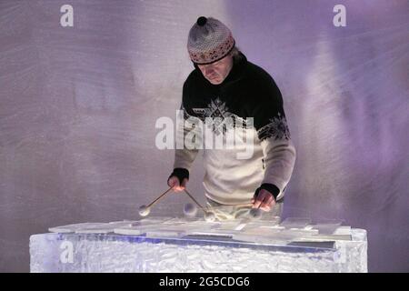 Homme jouant un xylophone fait de glace solide en Norvège, Scandinavie Banque D'Images