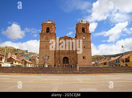 Cathédrale basilique Saint-Charles Borromeo ou Puno Cathrdrique sur la place Plaza de Armas à Puno, Pérou, Amérique du Sud Banque D'Images