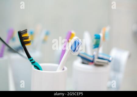 ensemble de quelques brosses à dents colorées lames de rasoir sur l'étagère dans la salle de bains, accessoires personnels Banque D'Images