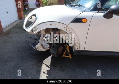 Ipswich, Suffolk - 26 juin 2021: Cream 2011 Mini une voiture a été mise à pied et en réparation sur une allée privée. Banque D'Images