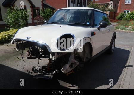 Ipswich, Suffolk - 26 juin 2021: Cream 2011 Mini une voiture a été mise à pied et en réparation sur une allée privée. Banque D'Images