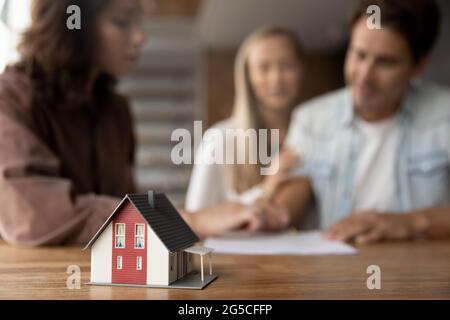 Gros plan sur le modèle de petite maison debout sur une table. Banque D'Images