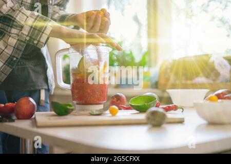 couper les fruits et les légumes pour les mettre dans un mixeur pour préparer un mélange de smoothie Banque D'Images