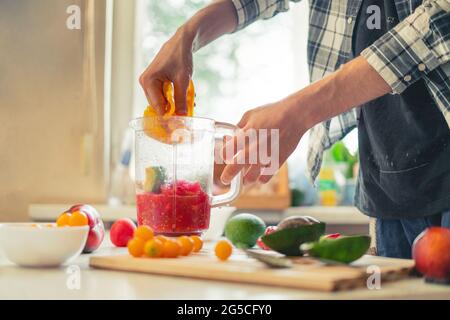 couper les fruits et les légumes pour les mettre dans un mixeur pour préparer un mélange de smoothie Banque D'Images