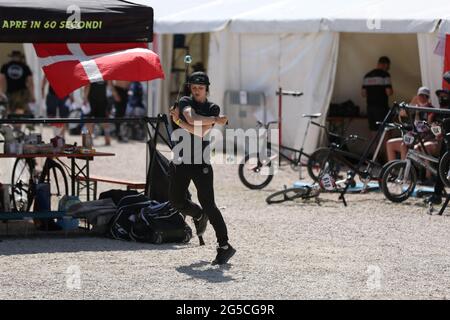 Un athlète se détend entre les courses lors de la coupe du monde UCI BMX Supercross Round 1 à l'arène olympique BMX le 8 mai 2021 à Vérone, en Italie Banque D'Images