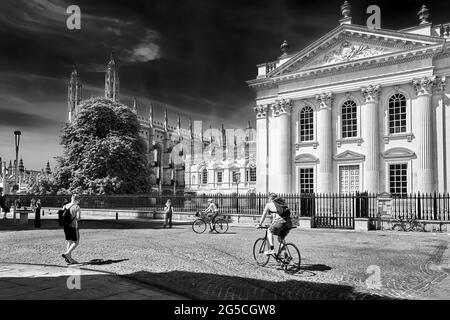 Touristes et étudiants à l'extérieur du Sénat, université de Cambridge, Angleterre. Banque D'Images