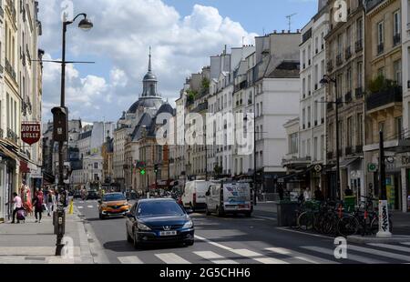 PARIS, FRANCE - AOÛT 20 2019 : rue Saint-Antoine. Banque D'Images