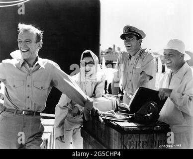 FRED ASTAIRE AVA GARDNER GREGORY PECK et le directeur STANLEY KRAMER sur le terrain Candid pendant le tournage sur LA PLAGE 1959 réalisateur STANLEY KRAMER roman Nevil Shute scénario John Paxton Stanley Kramer Productions / Lomitas Productions Inc. / United Artists Banque D'Images