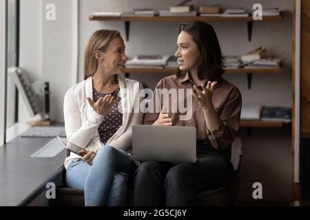 Deux femmes d'affaires motivées travaillant sur un projet en ligne. Banque D'Images