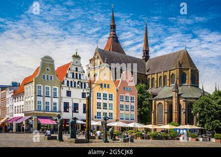 Place Neuer Markt dans la vieille ville de Rostock, Allemagne Banque D'Images