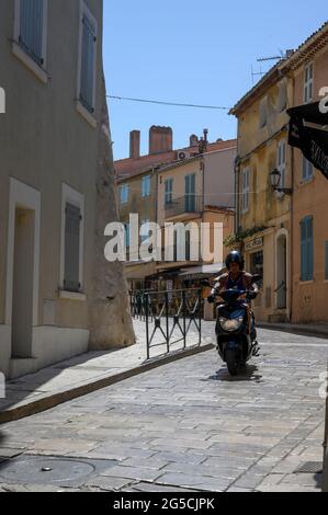 SAINT-TROPEZ, PROVENCE, FRANCE - JUIN 28 2019 : rue de Saint-Tropez. Banque D'Images