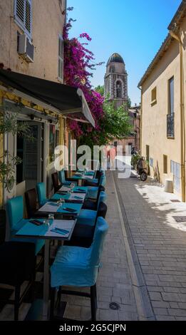 SAINT-TROPEZ, PROVENCE, FRANCE - JUIN 28 2019 : rue de Saint-Tropez. Banque D'Images