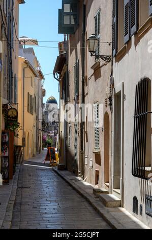 SAINT-TROPEZ, PROVENCE, FRANCE - JUIN 28 2019 : rue de Saint-Tropez. Banque D'Images