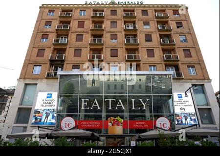 MILAN, LOMBARDIE, ITALIE - JUIN 29 2019 : Centre alimentaire Eataly Smeraldo à Milan. Banque D'Images