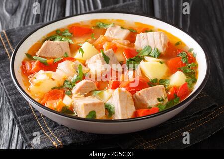 Bonito Marmitako le thon basque ragoût de légumes dans l'assiette sur la table. Horizontale Banque D'Images