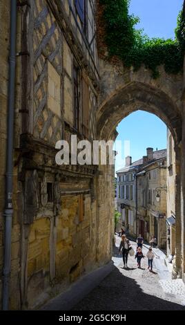 SAINT-ÉMILION, FRANCE - 12 2019 MAI : rue de Saint-Émilion. Banque D'Images