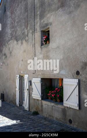 SAINT-ÉMILION, FRANCE - MAI 12 2019 : mur d'une maison à Saint-Émilion. Banque D'Images