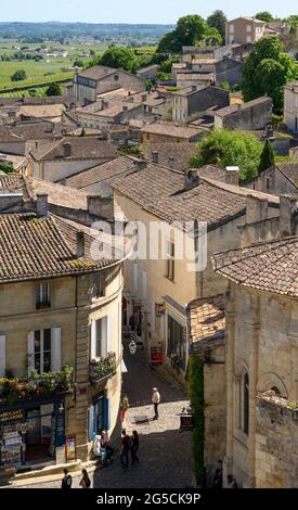 SAINT-ÉMILION, FRANCE - MAI 12 2019 : vue de Saint-Émilion. Banque D'Images