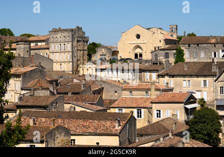 SAINT-ÉMILION, FRANCE - MAI 12 2019 : vue de Saint-Émilion. Banque D'Images