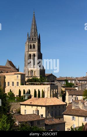 SAINT-ÉMILION, FRANCE - MAI 12 2019 : vue de Saint-Émilion. Banque D'Images