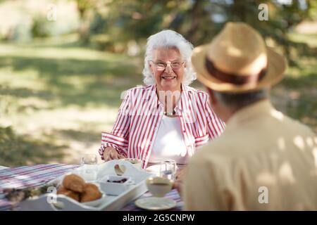 mignon caucasiens couple âgé profiter à l'extérieur, prenant le petit déjeuner et le café Banque D'Images