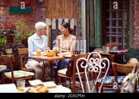 discussion sérieuse entre deux femmes caucasiennes, âgées et jeunes, se regardant l'une l'autre. concept de relation mère-fille Banque D'Images