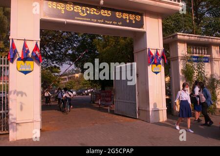 Au cours d'une épidémie de COVID - 19, une jeune fille cambodgienne, dans un masque facial/une couverture protectrice, quitte l'école pendant la pandémie du coronavirus. Phnom Penh, Cambodge. 22 février 2021. © Kraig Lieb Banque D'Images