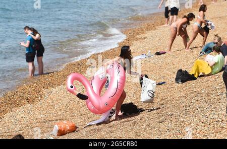 Brighton, Royaume-Uni. 26 juin 2021. Il est temps de déplacer votre flamants roses lorsque la marée arrive à Brighton Beach par une chaude journée ensoleillée, mais un temps plus instable est prévu pour les prochains jours au Royaume-Uni: Credit Simon Dack / Alamy Live News Banque D'Images