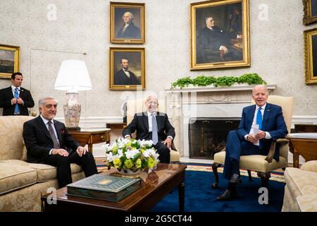 Le Président des États-Unis Joe Biden, son Excellence Mohammad Ashraf Ghani, Président de la République islamique d'Afghanistan (centre), Et son Excellence M. Abdullah Abdullah Abdullah, Président du Haut Conseil pour la réconciliation nationale de la République islamique d'Afghanistan, font des déclarations à la presse dans le Bureau ovale de la Maison Blanche à Washington, DC, le vendredi 25 juin 2021. Credit: Pete Marovich/Pool via CNP /MediaPunch Banque D'Images