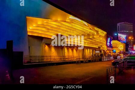 Vie nocturne et lumières colorées au bâtiment Onyx à Bangkok en Thaïlande. Banque D'Images