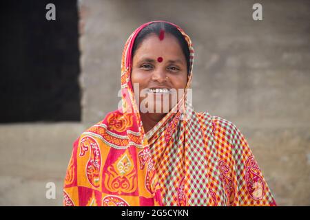 Femme rurale indienne souriante et debout Banque D'Images