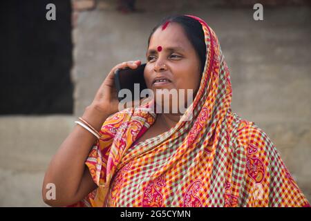 Femme rurale indienne parlant au téléphone intelligent Banque D'Images