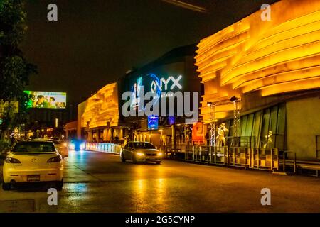 Vie nocturne et lumières colorées au bâtiment Onyx à Bangkok en Thaïlande. Banque D'Images